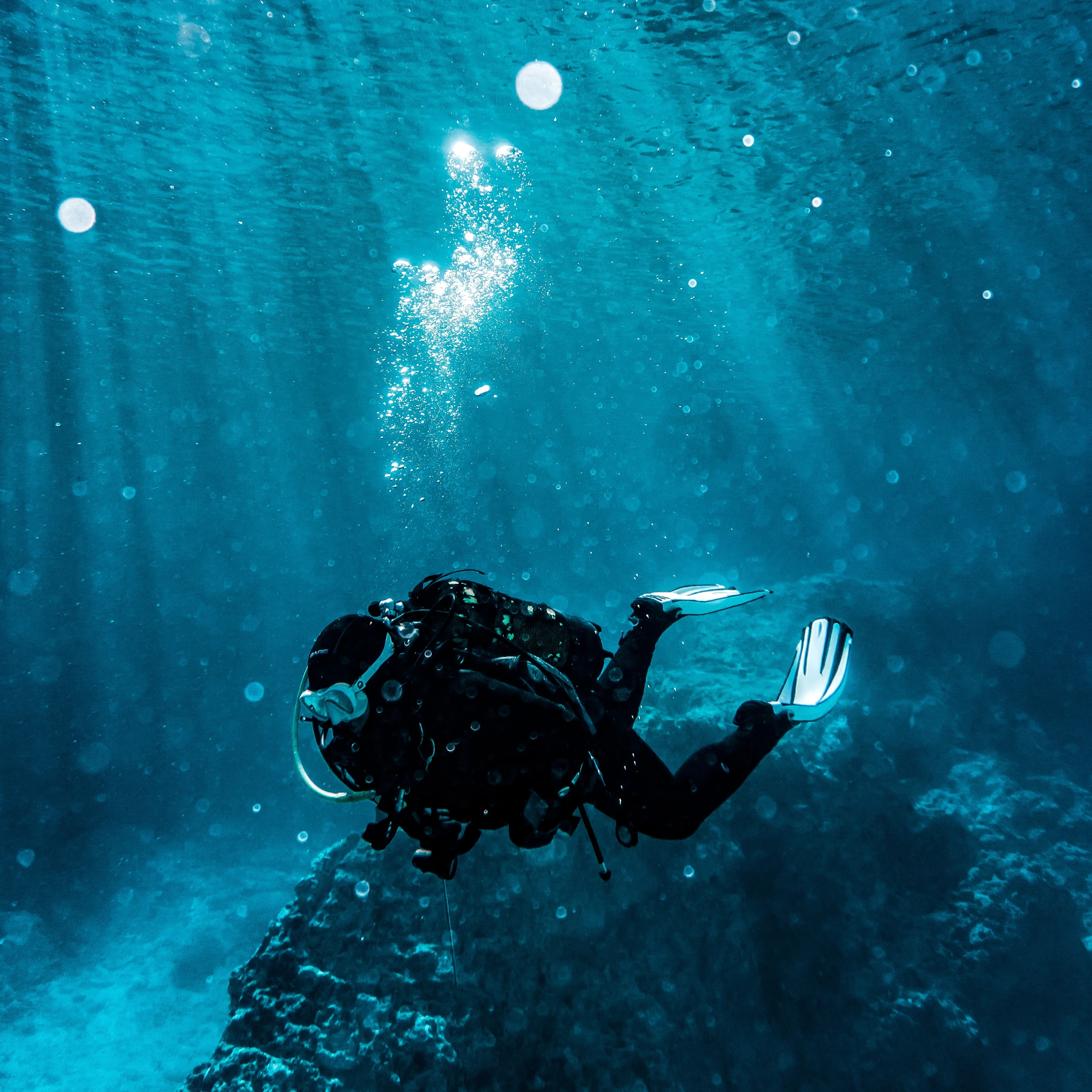 diver underwater conducting search & recovery